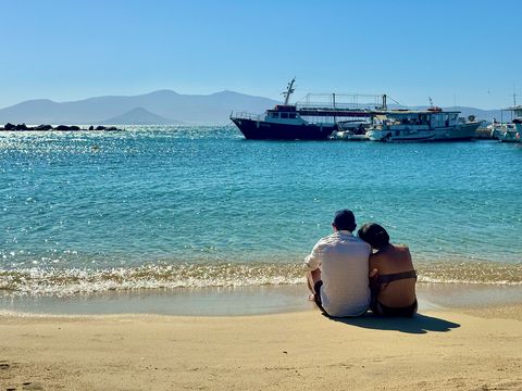 2. Agia Anna Beach